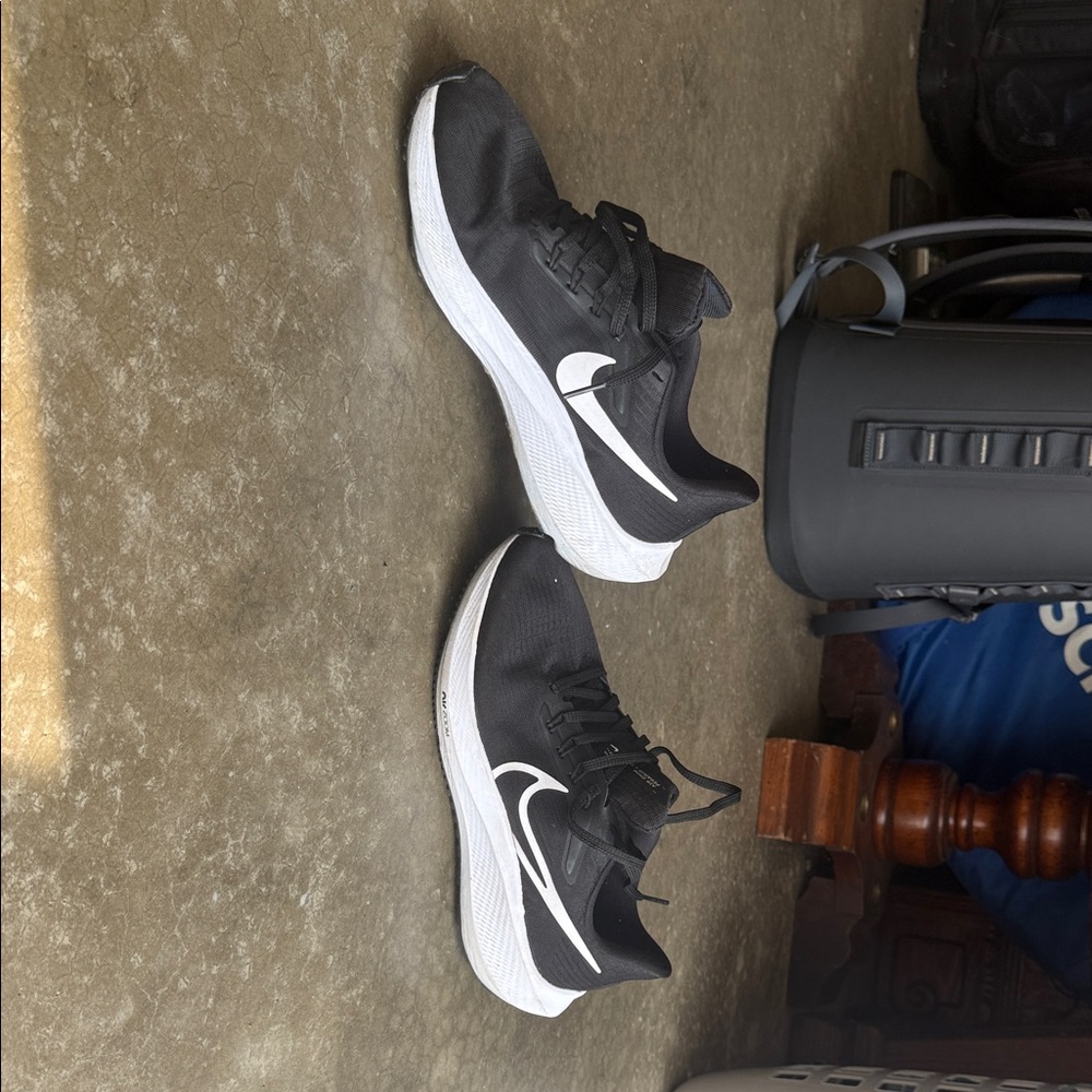Nike Women's Black and White Athletic Shoes